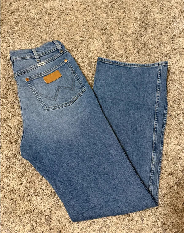 Women’s Wrangler Jeans - Image 2