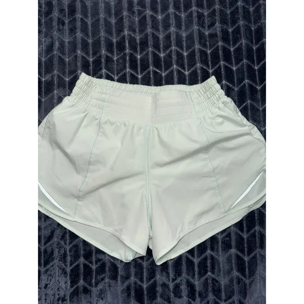 Lululemon Women Hotty Hot High Rise Lined Short Light Green Size 6 - Image 6