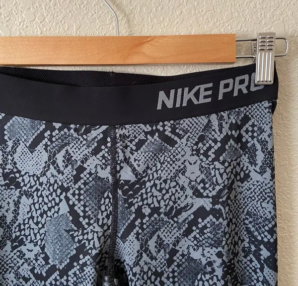 Nike Pro Black Gray Snake Print Capri Legging Med - Image 4