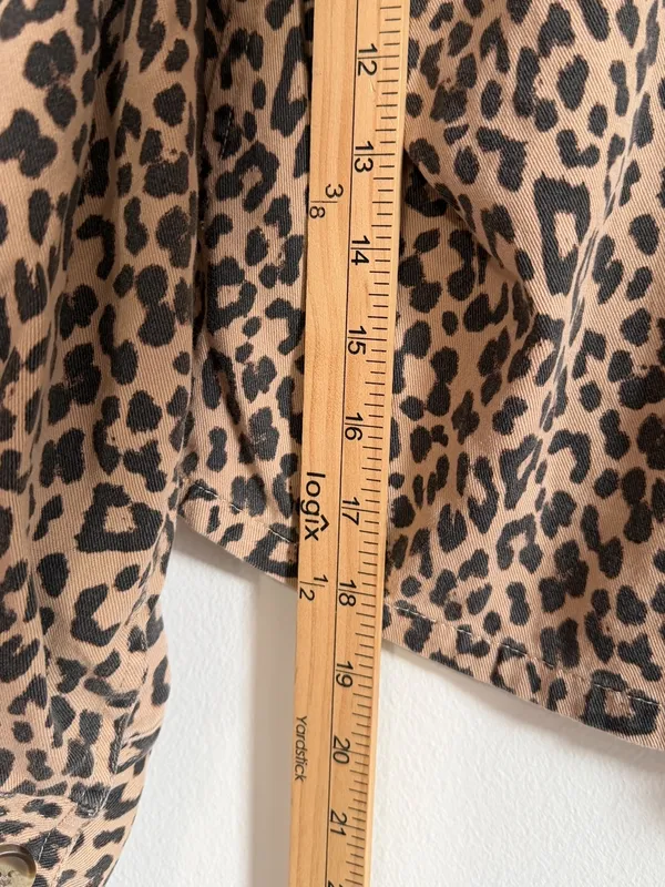 American Eagle Leopard Print Crop Denim Jacket Size Medium Cheetah Pockets - Image 7