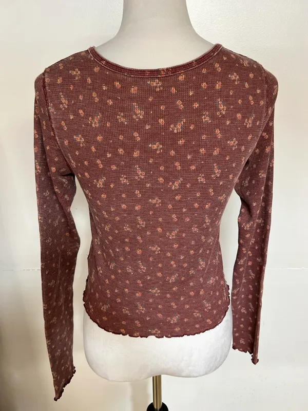 American Eagle Maroon Cropped Floral Long Sleeve - Image 3
