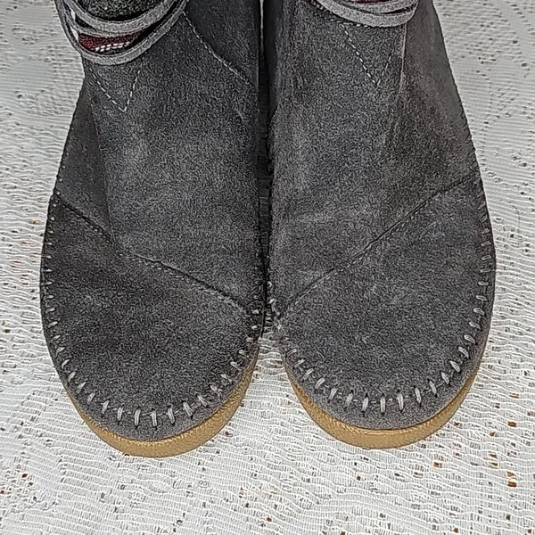 Toms Nepal native embroidered leather suede pull on moccasins ankle boots sz 7.5 - Image 4