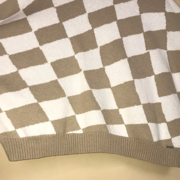 Hollister Women’s Knit Checkered Pattern Print Beige White Cropped Sweater - Image 4