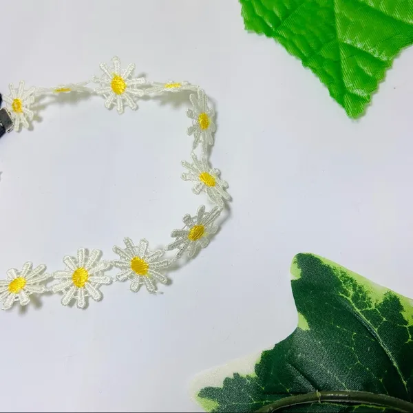 Daisy Chain Floral Choker Necklace New - Image 4