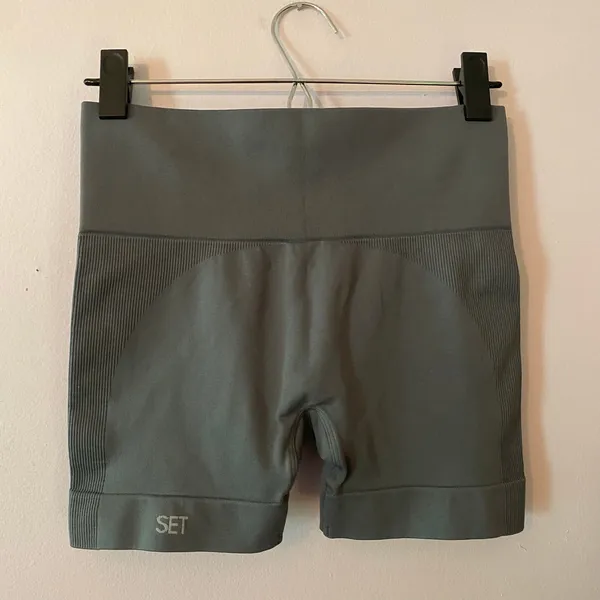 NWOT Set Active Gray Biker Compression Shorts Athletic Women's size Medium - Image 5