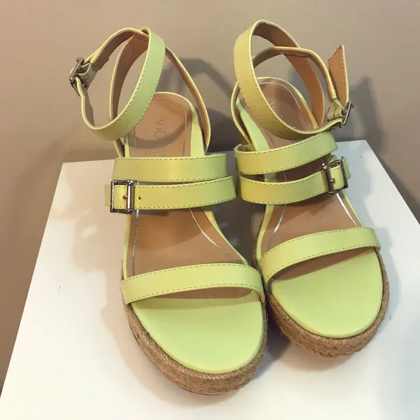 Vionic Sabina wedge-heel platform sandals in pale lime green leather, like new! - Image 4