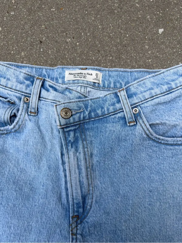 Abercrombie 90s Straight Ultra High Rise Jeans 27 4 Long Light Wash - Image 2
