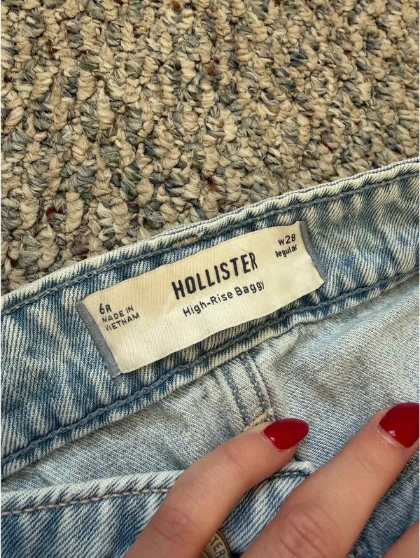 Hollister High-Rise Baggy Jeans - Image 2