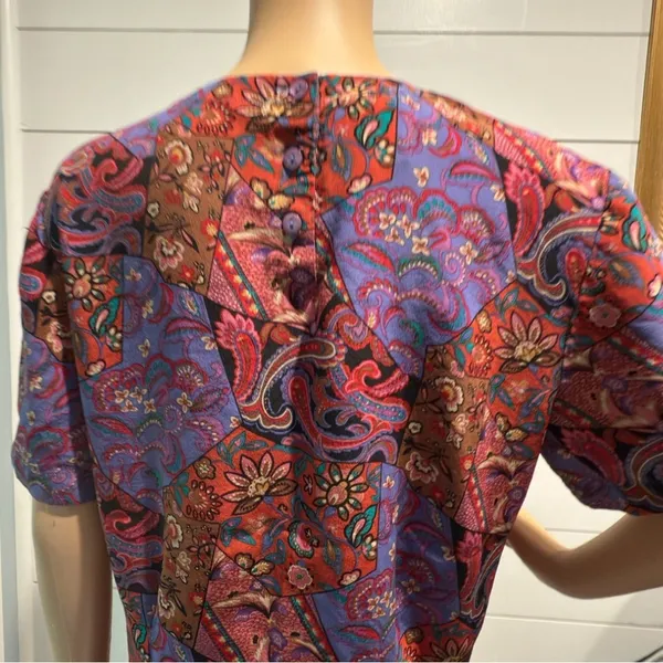Casual Corner Vintage Red and Purple Paisley Short Sleeve Top Sz M - Image 5