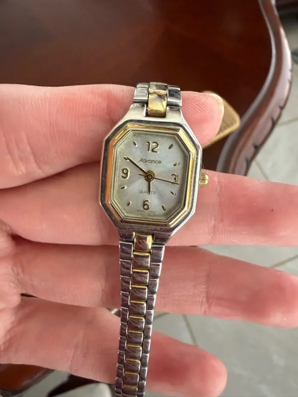 Vintage Quartz Watch - Image 5
