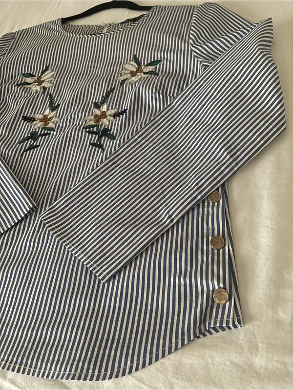 Como Black Striped Embroidered Floral Blouse - Size M - Image 3