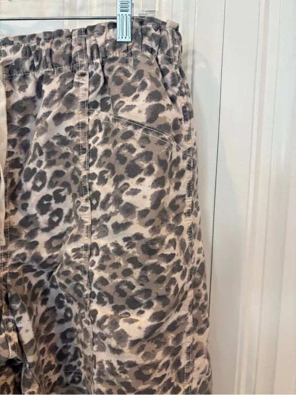 Aerie tan animal print shorts size large - Image 4