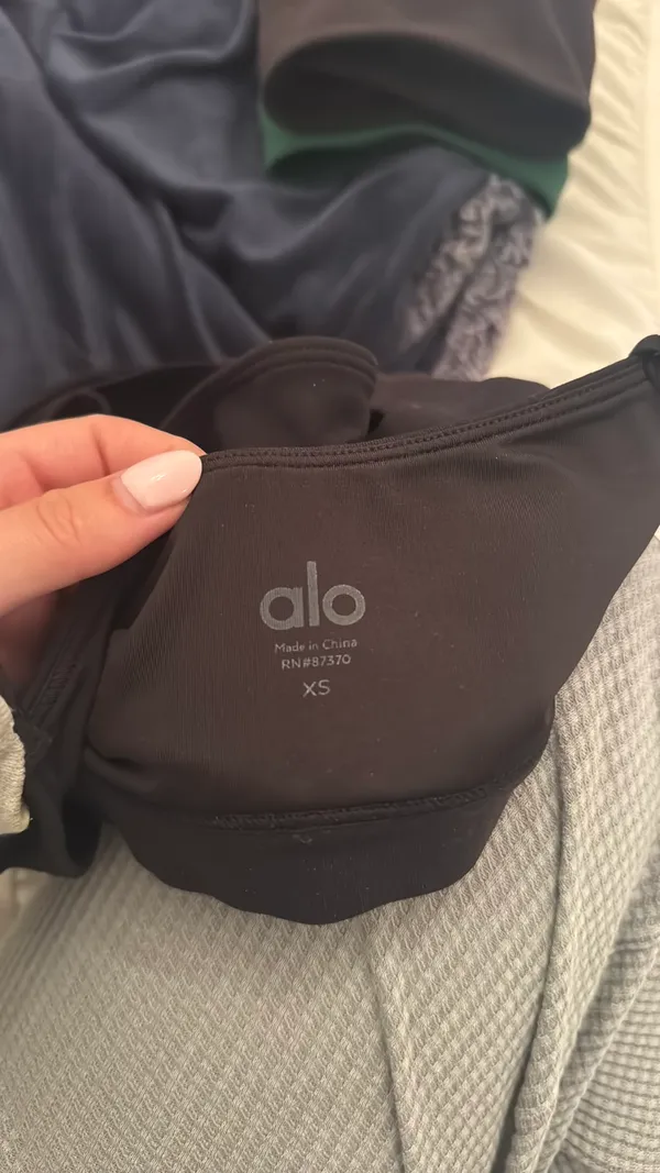Alo Yoga Airbrush Enso Black Cool Crossover Bra - Image 5