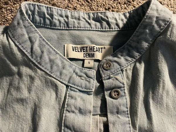 Women denim button up blouse small - Image 2