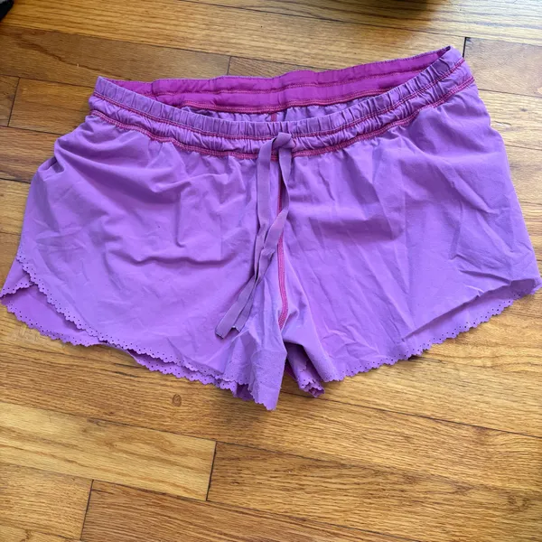 Lululemon Hit It Shorts Magenta Scalloped Hem Size 10 - Image 9
