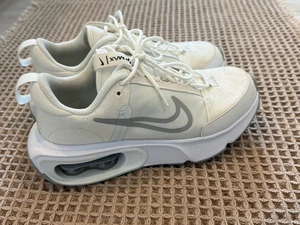 Nike Tennis Shoes - Image 4