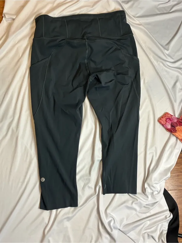Lululemon size 10 with pockets 18-20 in leggings - Image 4