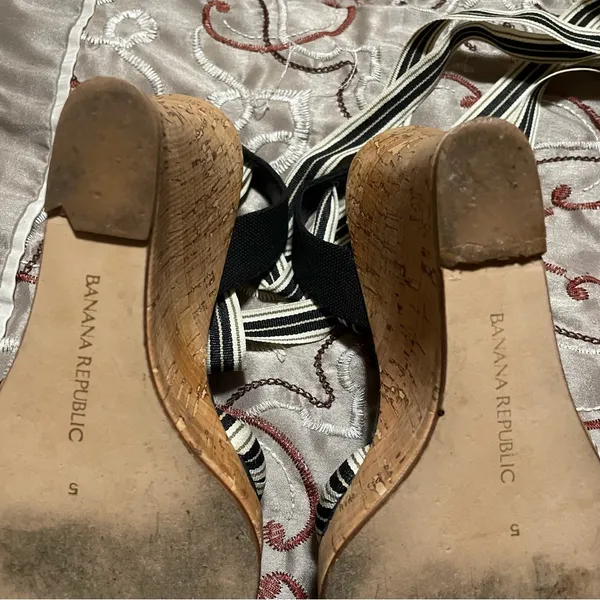 Banana Republic Black and Cream Twisted Sandals - Image 3