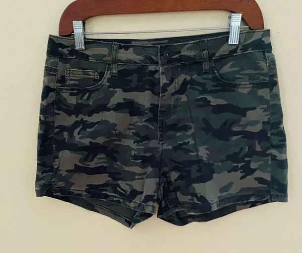 Vanilla Star Jeans Vanilla Rose Mid Rise camo color summer short. Size: 11 - Image 2