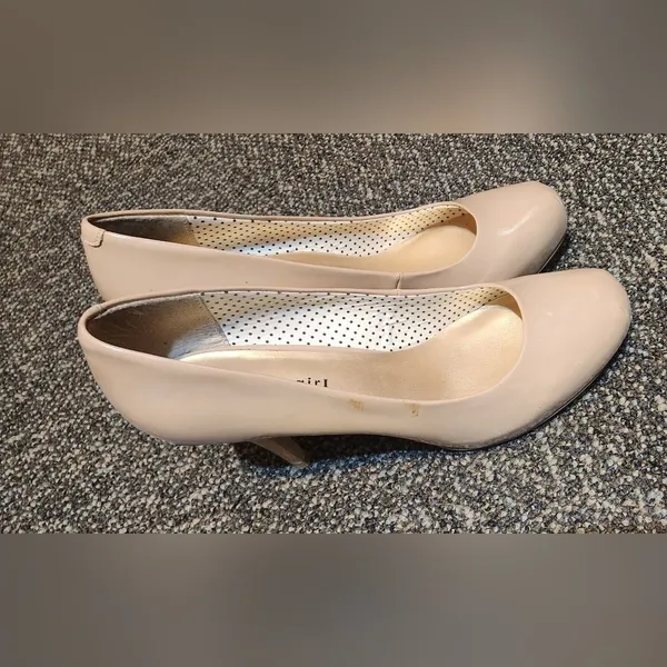 Madden Girl Women's Cream Pumps - Image 4