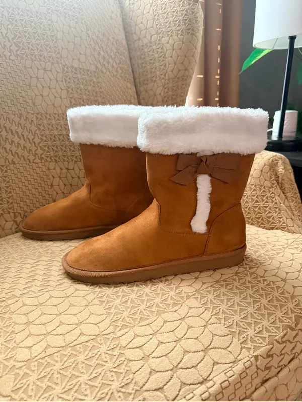 Women’s Tan Faux-Suede Winter Boots with White Faux-Fur Cuff and Side Bows - Image 2