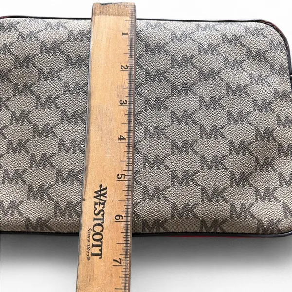 Michael Kors jet set adjustable crossbody bag. - Image 10