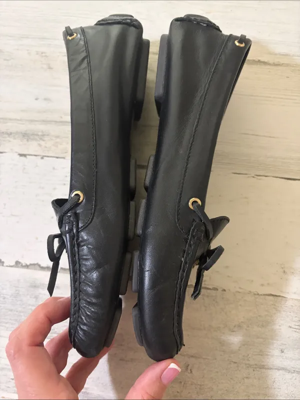 Tory Burch Black Leather Bow-Trim Driving Loafers with Gold Logo - Image 5