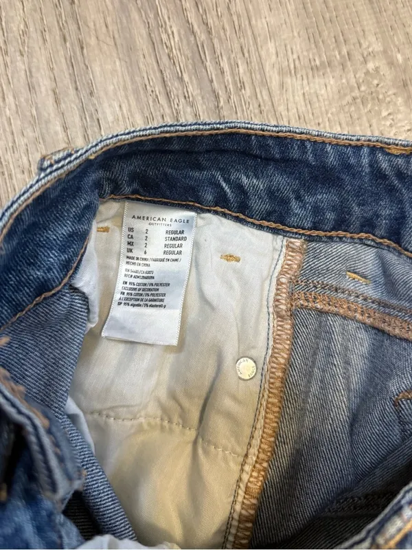 •American Eagle• Distressed Tomgirl Jeans - Image 9