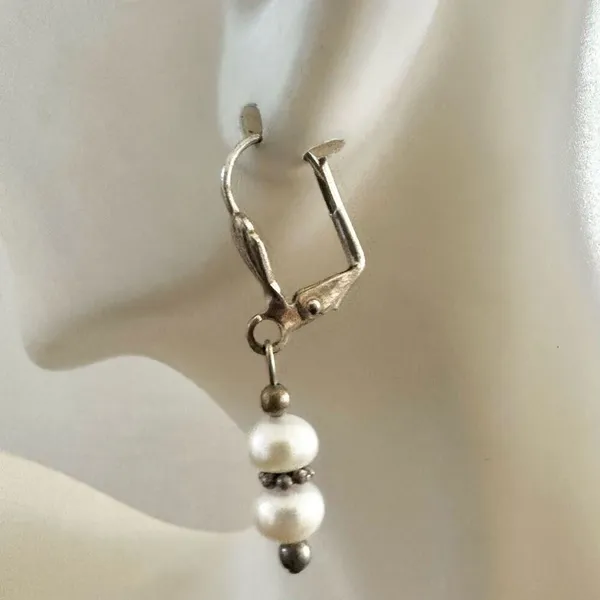 Silver tone pearl vintage drop earrings - Image 6