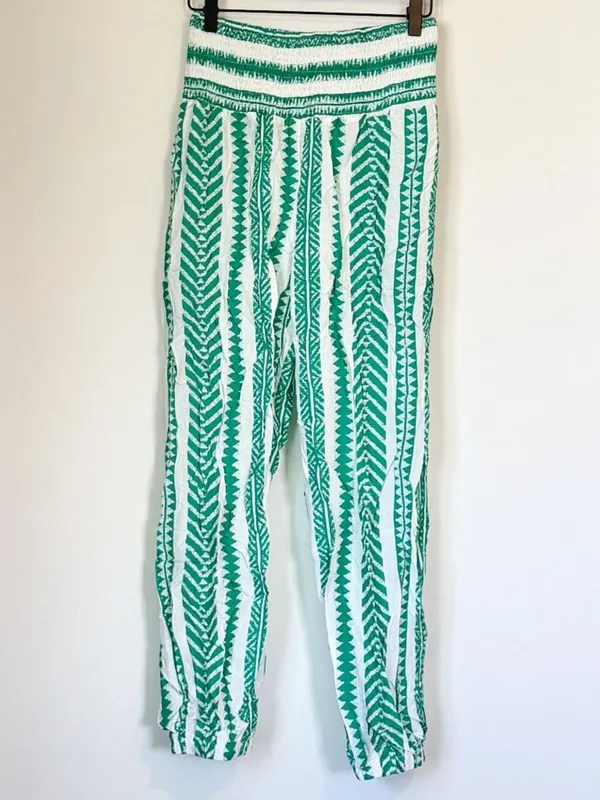 NWT Cupshe Green Geo Smocked Waist Tapered Leg Pants - Size: Small - Image 7