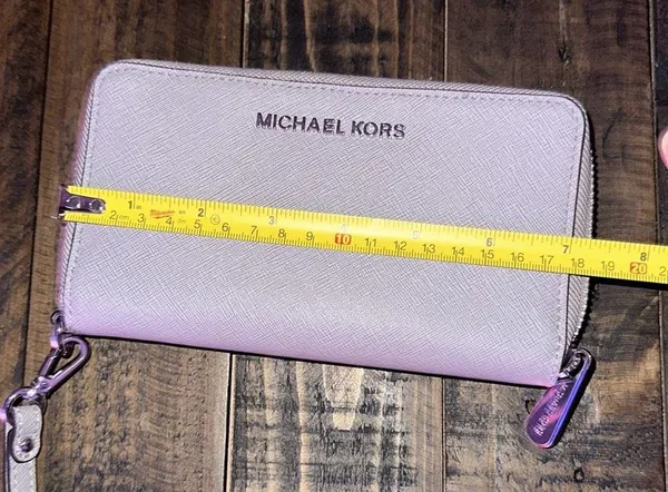 Like new!  wristlet wallet! - Image 4