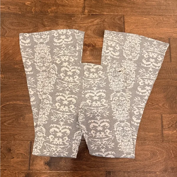 O'Neill NWOT Gray and White Patterned Flare Leggings - Image 2