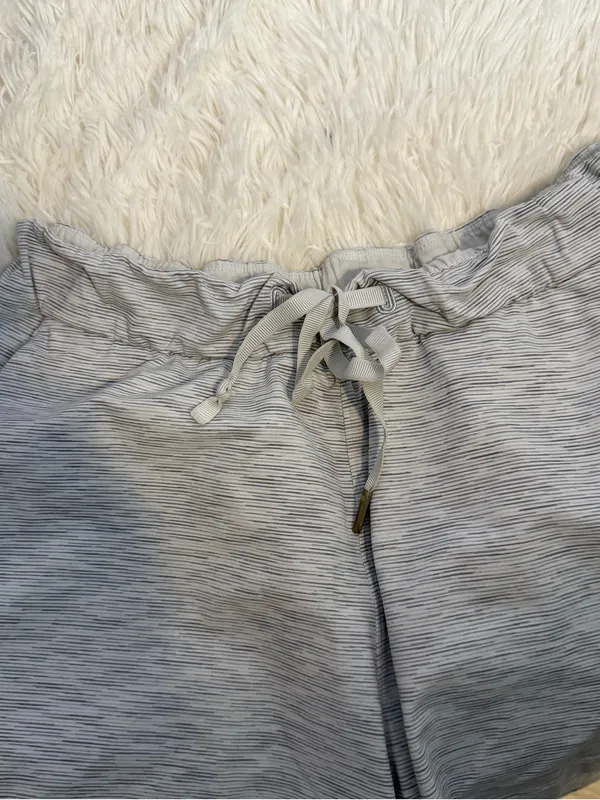 Lululemon On The Fly Short *2.5" Wee Are From Space Nimbus Battleship - Image 4