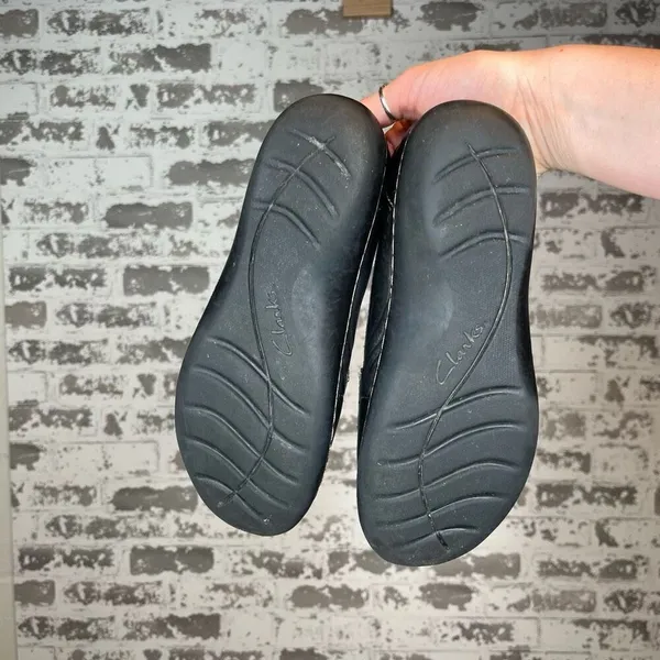 Clarks | women black leather loafers - Image 3