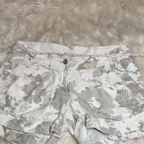 Miss Me Vintage Floral Linen Rayon Blend Cargo Shorts Size Small - Image 5