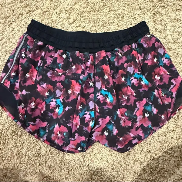 Lululemon Midnight Bloom Fuchsia Floral Hotty Hot 2.5 Shorts Size 10. - Image 2