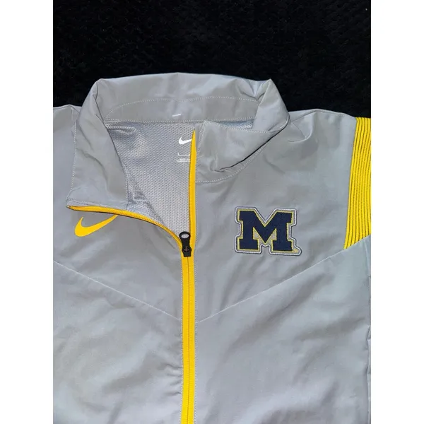 Nike‎ Michigan Wolverines Men's Silver Full-Zip On Field Jacket Size Small - Image 5