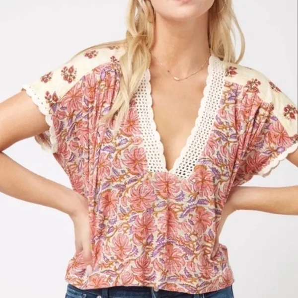 Free People Pink Purple Floral V-neck Shirt Crochet Neckline Women's size Large - Image 2