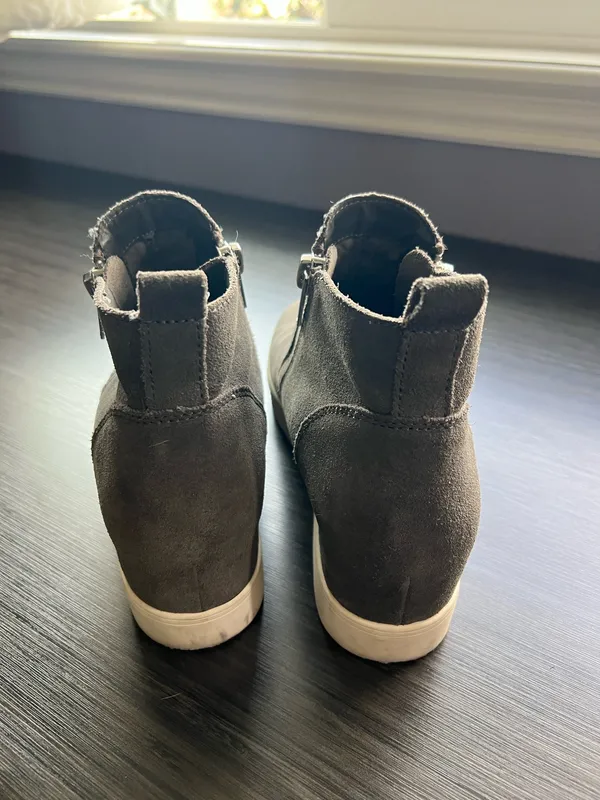 Steve Madden slip-on sneakers with wedge platform. Gray suede-like upper with textured trim. Thick white rubber platform sole. Easy pull-on style for everyday wear. Size 11M - Image 4