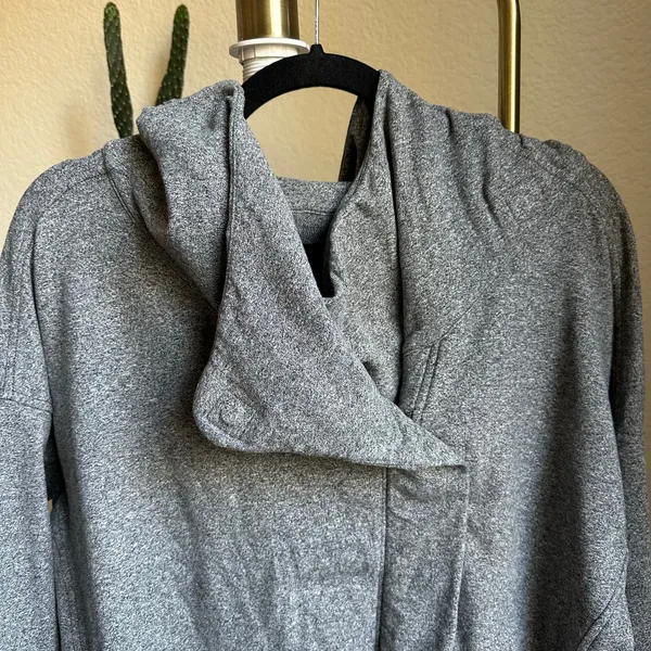 Lululemon Heathered Gray Wrap Up Jacket Size 8 - Image 5