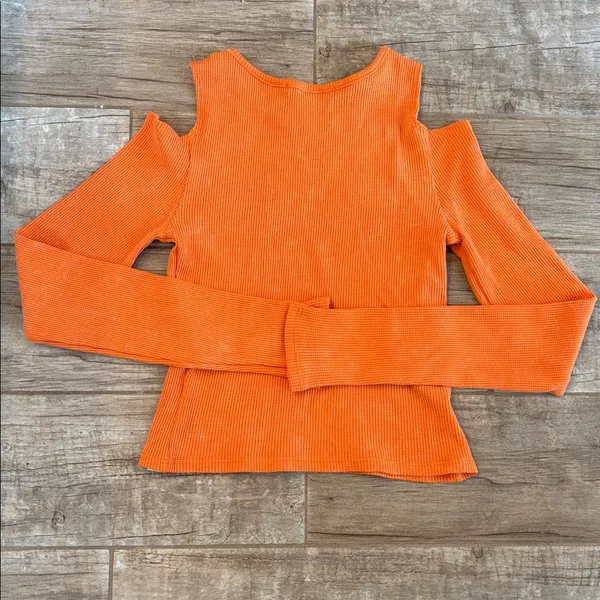 Daydreamer Long Sleeve Cold Shoulder Crop Top in Orange Mineral - Image 3