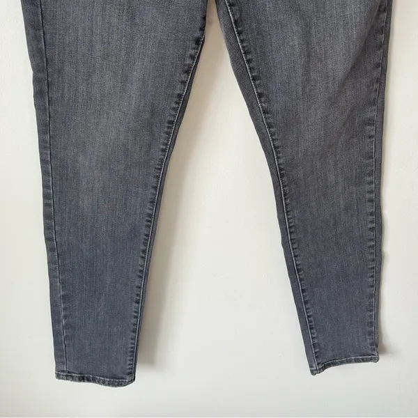 Levi Strauss 721 High Rise Skinny Jean in Faded Black Size 31 - Image 9
