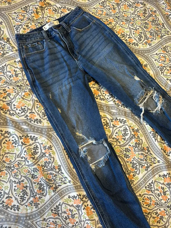 Hollister Curvy High Rise Mom Jeans - Image 5