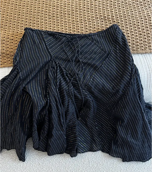 Boutique Black patterned skirt - Image 4