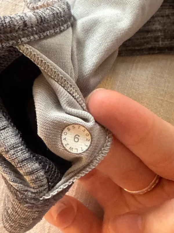 Lululemon Dark Marl Grey Flow Y Sports Bra 6 S - Image 4