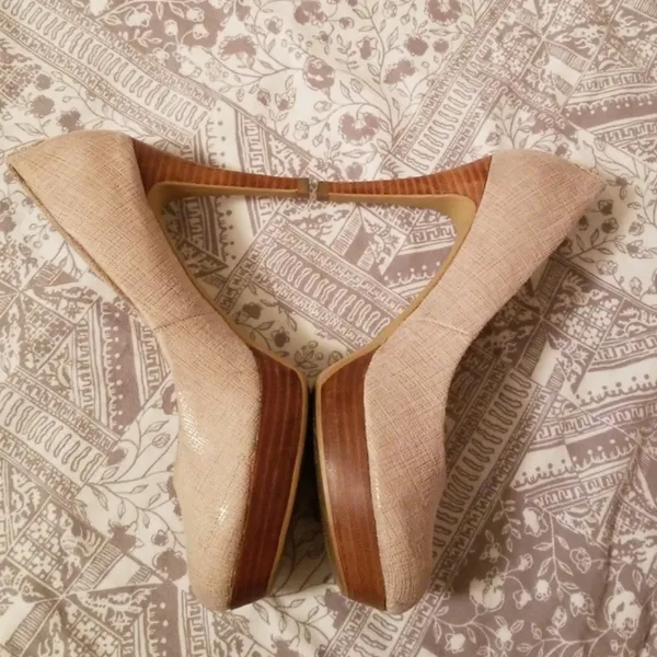 Tahari Sofia heel size 6M - Image 3