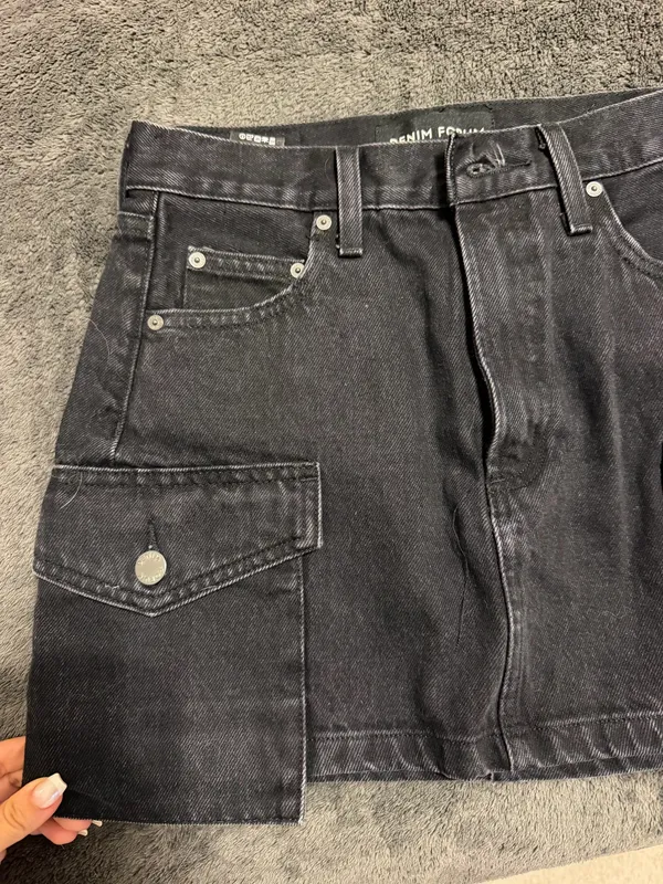 Aritzia Mid-Rise Cargo Denim Forum Skirt Mini - Image 4