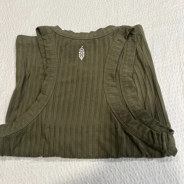 Free people movement olive cropped tank XS women - Image 2