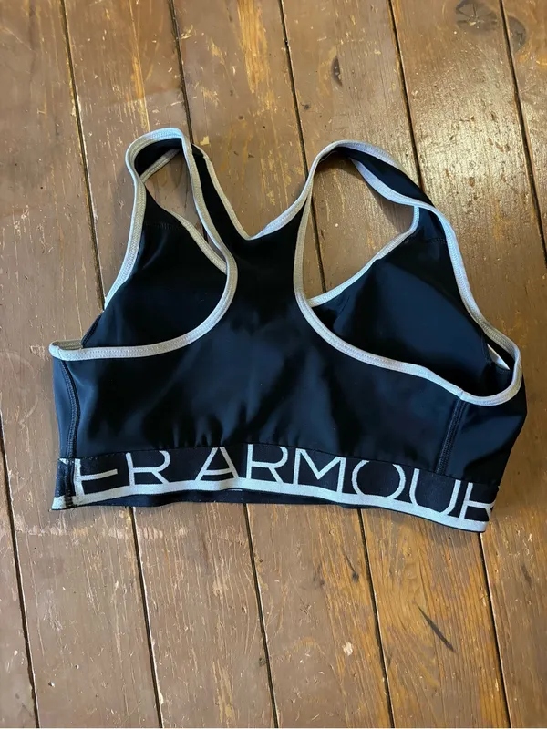 Under Armour Mid-Impact Sports Bra w/Cups Black/White Spellout Band - Image 2