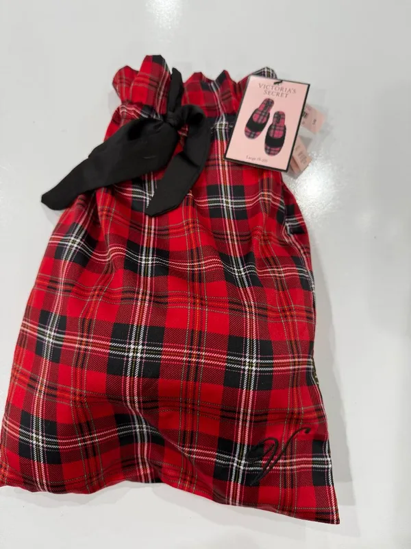Victoria's Secret Red Plaid Slippers w/Bag Brand New NWT Size L - Image 3